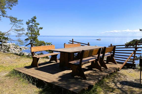 ülesaare piknikulaud mere kaldal