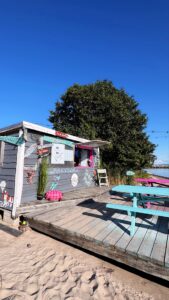 Prangliresto Rannabaar avatud luuk roosa aknaraam